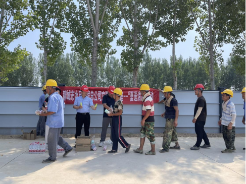 近期，聊城市持續(xù)高溫天氣，為認(rèn)真做好高溫作業(yè)和高溫天氣作業(yè)勞動(dòng)保護(hù)工作。7月25日，聊城市水利工程總公司開(kāi)展“夏送清涼”慰問(wèn)活動(dòng)，為公司在建項(xiàng)目倪屯泵站一線施工人員和環(huán)衛(wèi)工人送去了夏日的清涼。當(dāng)日上午，公司慰問(wèn)組為一線施工人員送去了毛巾、花露水、礦泉水等清涼物資，感謝大家為工程建設(shè)作出的積極貢獻(xiàn)，并希望