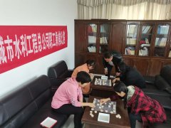 象棋文化是中華民族文化的結(jié)晶，至今仍放射出熠熠奇光，為現(xiàn)代人所喜愛，在全國各地廣為流傳，被人們譽(yù)之為國粹。為促進(jìn)公司的精神文明建設(shè)，豐富職工們的文化生活，我公司特