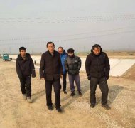 元旦期間，公司黨總支書記、總經(jīng)理李令安同志來到陽谷縣引黃灌區(qū)農(nóng)業(yè)節(jié)水工程和位山灌區(qū)續(xù)建配套節(jié)水改造工程施工一線，看望并慰問元旦期間日以繼夜地堅守在工地的施工人員，