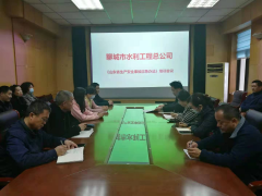 為深入宣傳貫徹《山東省生產(chǎn)安全事故應(yīng)急辦法》文件精神，總公司于4月2日下午，舉辦了學(xué)習(xí)《山東省生產(chǎn)安全事故應(yīng)急辦法》培訓(xùn)會議，各處室人員參加學(xué)習(xí)。 培訓(xùn)會議由質(zhì)安處主