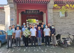 為緬懷先烈，銘記歷史，賡續(xù)共產(chǎn)黨人精神血脈，在烈士紀(jì)念日前夕，公司組織黨員干部參觀了金方昌烈士紀(jì)念館，聆聽學(xué)習(xí)他的英雄事跡。 展廳共分開明家世、革命啟蒙、共赴國(guó)難、