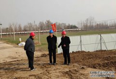 11月27日-28日，公司黨總支書記、總經(jīng)理李令安調(diào)研檢查臨清薛王劉閘、茌平陶橋閘、高唐朱莊閘等三處公司新開工項(xiàng)目，相關(guān)項(xiàng)目負(fù)責(zé)人參加。 在臨清薛王劉閘和茌平陶橋閘項(xiàng)目現(xiàn)場(chǎng)
