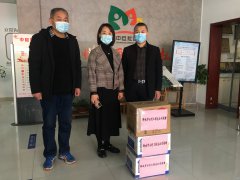 4月15日，聊城市水利工程總公司到中巨社區(qū)開展捐贈(zèng)活動(dòng)，助力基層防疫、深化雙聯(lián)共建工作。 當(dāng)日，公司黨員代表為中巨社區(qū)送去消毒液及口罩等防疫用品，詳細(xì)了解了社區(qū)在基層防