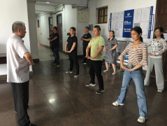 近日，聊城市水利工程總公司開展 強(qiáng)身戰(zhàn)疫 活力水城全民健身活動(dòng)，活動(dòng)邀請(qǐng)聊城武協(xié)副會(huì)長(zhǎng)、逍遙門武功第十二代傳人張懷軍老師進(jìn)行現(xiàn)場(chǎng)授課。 逍遙門武功源于明神宗萬歷年間，
