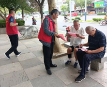 8月20日上午，聊城市水利工程總公司組織20余名志愿者在幫包路域廣場內(nèi)進(jìn)行了智慧助老宣傳志愿服務(wù)活動。 志愿者們向在廣場上鍛練、休息的老人發(fā)放智慧助老宣傳材料，通過耐心細(xì)